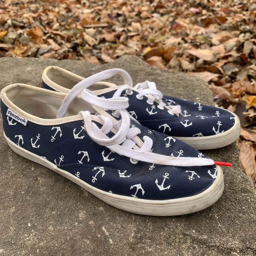 Reebok anchor design lace up shoes women’s size 6.5. Good condition.
